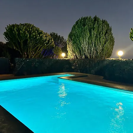 Cactus Piscina Climatizada * La Asomada (Lanzarote)